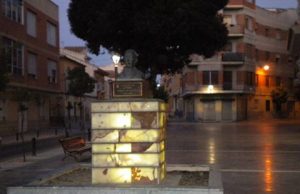 Pedro Jara Carrillo y el busto de un ilustre de Alcantarilla y de Murcia