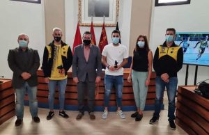 El alcalde recibe a los atletas Sergio López y Pedro Conesa