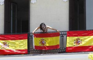 El alcalde dicta un Bando para engalanar los balcones con la bandera de España
