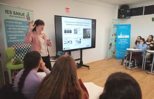 La investigadora de Alcantarilla, Patricia Abellán, ofrece una charla en el IES Sanje