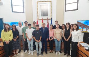 Los estudiantes ganadores del certamen regional Investigarco recogen sus premios