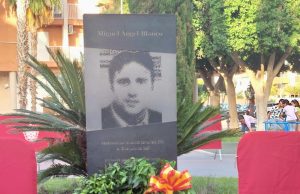 El Ayuntamiento instala un monolito en recuerdo a Miguel Ángel Blanco