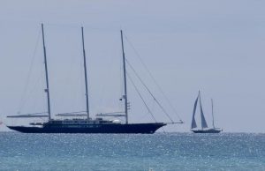 El megayate del fundador de Amazon, Yeff Bezos, atracó hoy lunes en el puerto de Cartagena