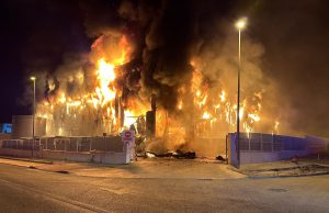Arde por completo una nave industrial en un polígono de Molina de Segura