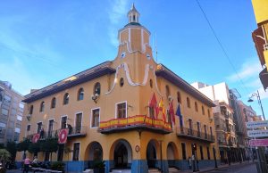 Comienza la instalación de banderas de España por el Día de la Fiesta Nacional