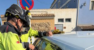 Rescatada una niña de un año que quedó encerrada en un vehículo en Archena