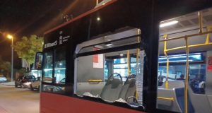 Una rueda desprendida de un camión deja dos personas heridas