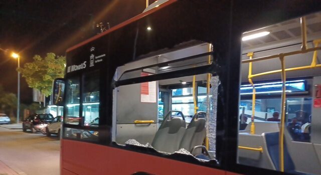 Una rueda desprendida de un camión deja dos personas heridas