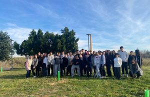 Estudiantes del IES Francisco Salzillo plantan 25 nuevos pinos en el entorno de la mota del río