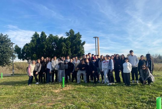 Estudiantes del IES Francisco Salzillo plantan 25 nuevos pinos en el entorno de la mota del río