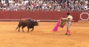 Morante de la Puebla muy grave por una cornada en Sevilla